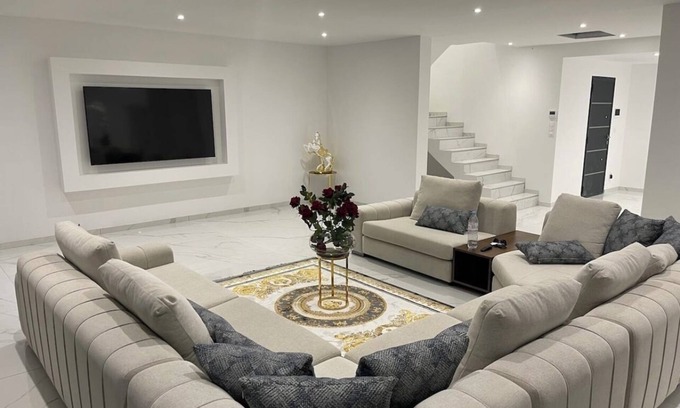 Bagnols-sur-Ceze Villa | Elegant Villa with Pool: Ideal for Family Getaways