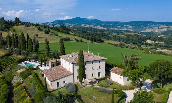 Il Poggio Villa | Discover Villa Colombaiolo: Family-Friendly Retreat with Pool