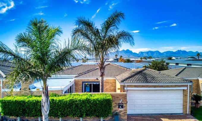 Brackenfell Villa | Comfortable Villa with Hot Tub and Load-Shedding Free Stay!