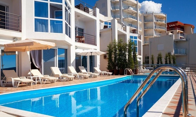 Bar Villa | Elegant Villa with Pool on the Beachfront
