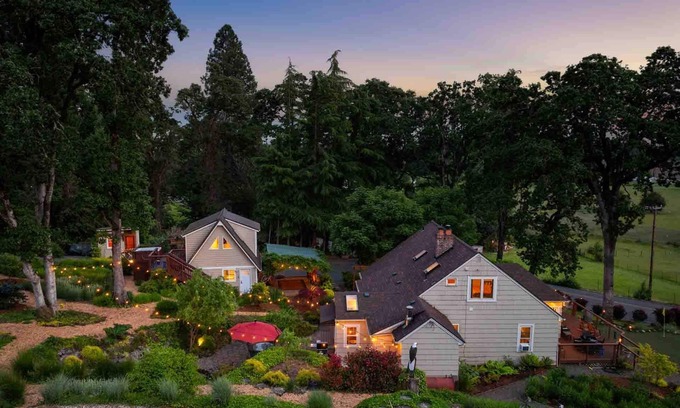 Far West House | Magnificent West Linn Escape on Two Acres, Golf, Hot Tub, Water Feature, 25 Min To Portland