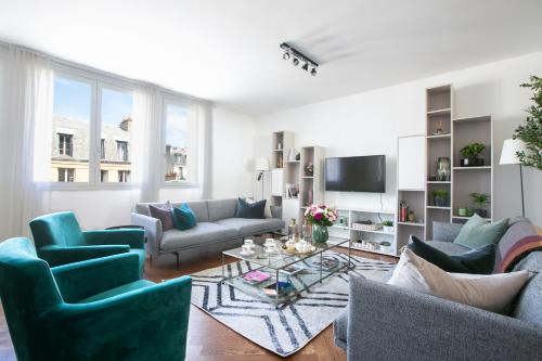 Champs-Elysees Apartment | Elegant 2-Bedroom Retreat with Terrace by Champs-Élysées