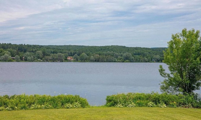 Asbestos Ski Chalet | Magnificient cottage with SPA, kayaks and pedal boat for rent right on the water