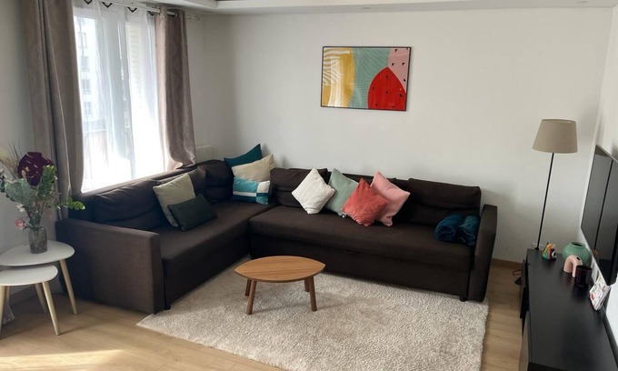 Rueil-Malmaison Apartment | Spacious 2-Bedroom Apartment Near Paris with Breakfast