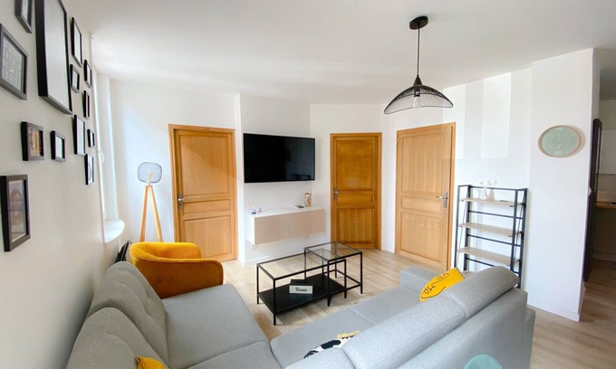 Gare Apartment | Cozy Apartment in Downtown: Breakfast & Family-Friendly