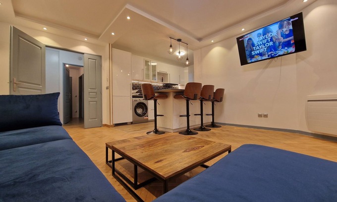 Colombes Apartment | Inviting Appartement in Paris La Défense with Hot Tub