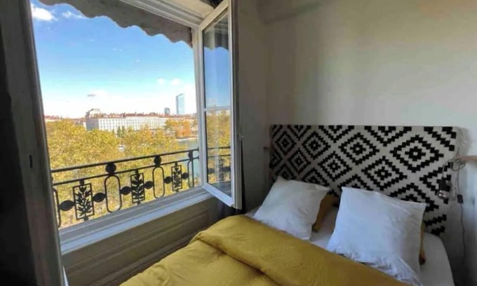Terreaux - Bat d'argent Apartment | Inviting JAUNE Apartment with Spa and Breakfast Included
