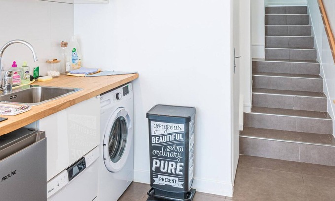 Quartier de l'Ecole-Militaire Apartment | Elegant Apartment Near Eiffel Tower for Families of 6