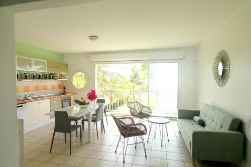 Saint-Francois Apartment | Discover Crystal Beach: 4-Star Oceanfront Retreat with Pool