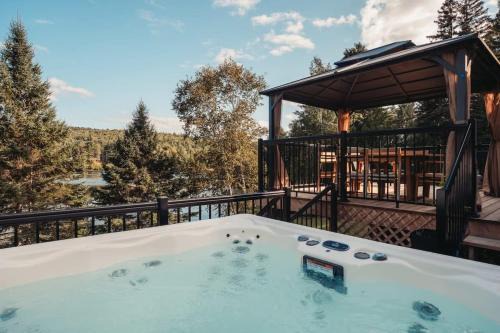 Mauricie Ski Chalet | Breathtaking Lakeside Chalet with Spa - 4-Star Family Retreat