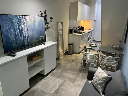Vernon Apartment | Central Duplex Near Train Station - Rated 8.7/10!