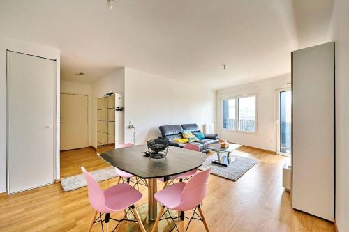 Universite Apartment | Convenient F3 Near La Défense – Guest Rated 7.8/10