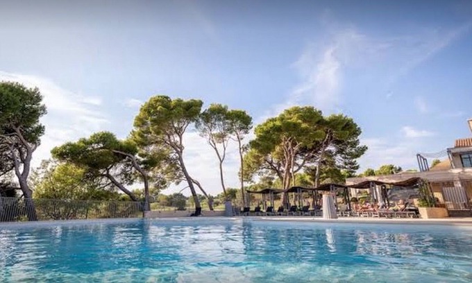 Saumane-de-Vaucluse Apartment | Exceptional Golf Retreat with Pool and Lake View in Saumane