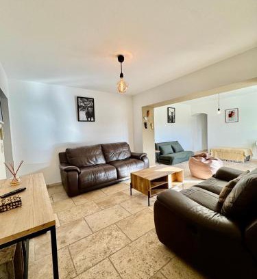 Arles House | Inviting Gîte for 10 with Pet & Child-Friendly Amenities