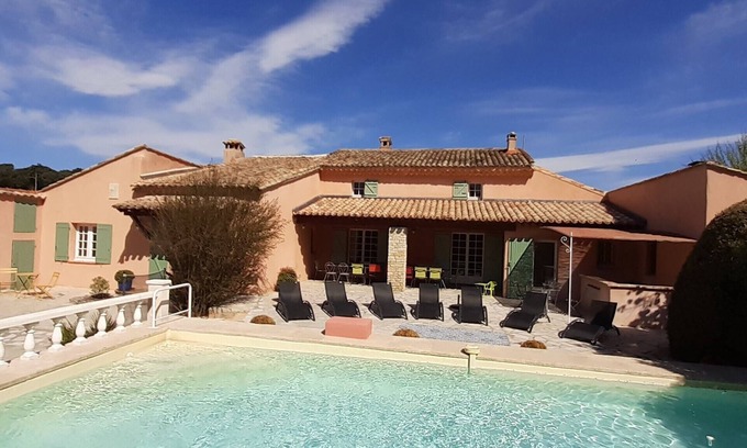 Roaix Villa | Discover the Magnifique Gite de Groupes in Provence