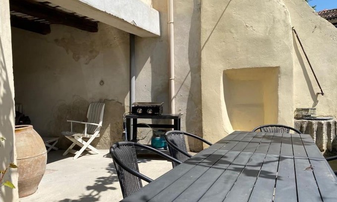 Caderousse House | Cozy Retreat in the Heart of Village with Family Amenities