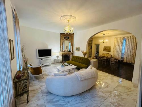 Reims Villa | Artistic Retreat: Family-Friendly Stay with High Ratings