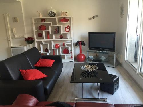 Le Pharo Apartment | Seaside Retreat: Magnifique T3 at Vieux Port & Corniche