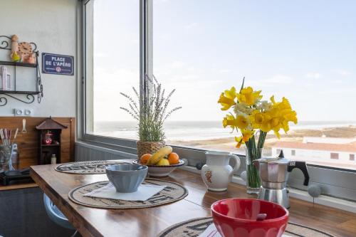 Saint-Hilaire-de-Riez Apartment | Oceanfront Escape for Two with Breathtaking Views