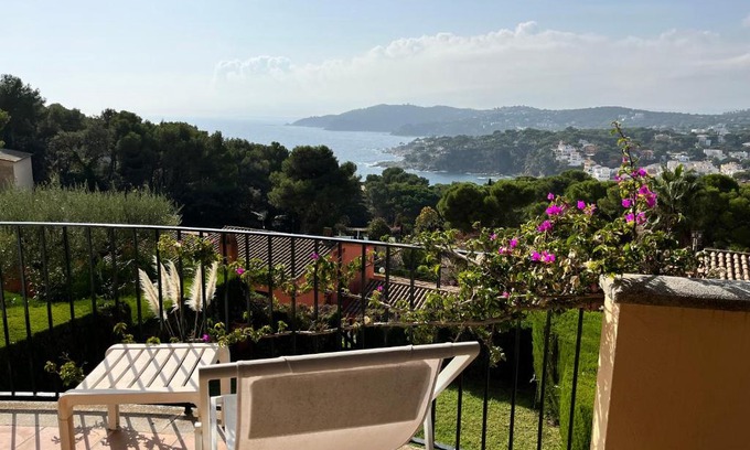 Llafranc House | Stunning Villa with Sea View for 8 Guests & Pool Access