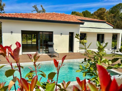 Labenne Villa | Inviting Villa with Pool, Perfect for Family Getaways