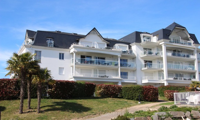 L'Aiguillon-sur-Vie Apartment | Exceptional Golf View Hotel with Pool and Oceanfront Access