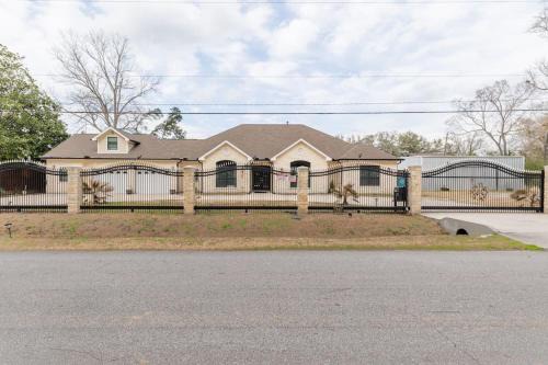Humble House | Top-Rated N-E-G MAG Mini Mansion Near I-A-H Airport