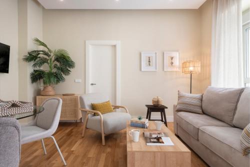 San Vicente Apartment | Stylish Magno Apartments Casa del Correo Mayor II - 4 Stars
