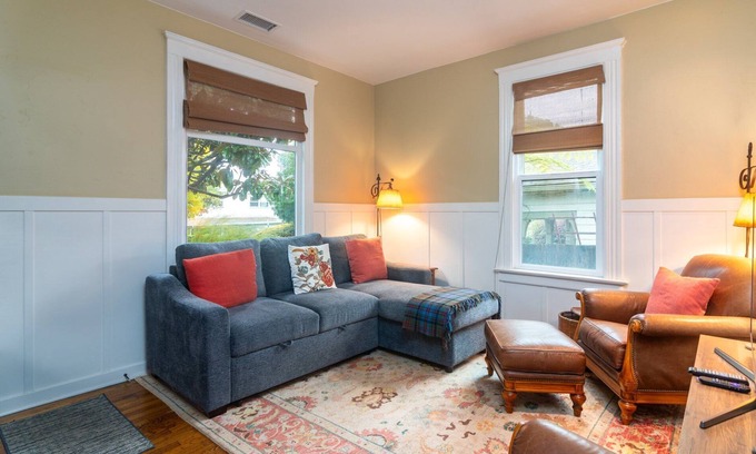Laguna House | Cozy Magnolia Cottage with Oceanfront Pool & Spa Amenities