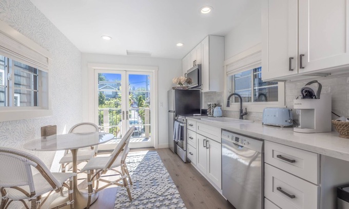 Alki Cottage | Cozy Magnolia Cottage with Ocean Views near Alki Beach