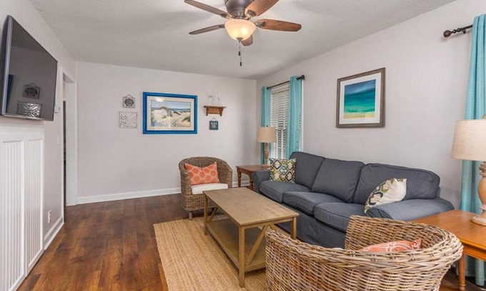 Saint Simons Island House | Cozy Stay at Magnolia Cottage - Pet and Child Friendly!