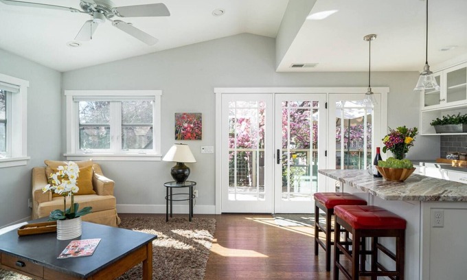 Chico House | Elegant Magnolia Guest House: Rated 9.8 with Breakfast & Kitchen