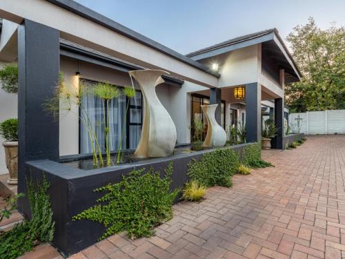 Alberton House | Budget-Friendly Magnolia Guesthouse: Child-Friendly Retreat