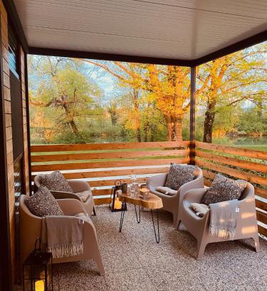 Metlika House | Magnolia House: Riverfront Retreat with Spa and Pool