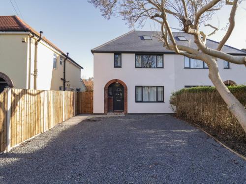 Caversham House | Magnolia House: Family & Pet-Friendly 4-Star Escape