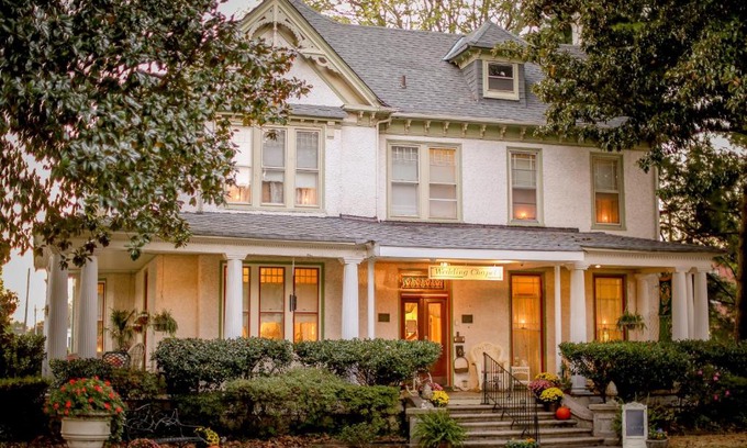 Downtown Bed & Breakfast | Magnolia House Inn: 4-Star Retreat with Breakfast & Hot Tub