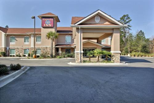 Pooler Hotel | Family-Friendly Magnolia Inn and Suites with Hot Tub Access