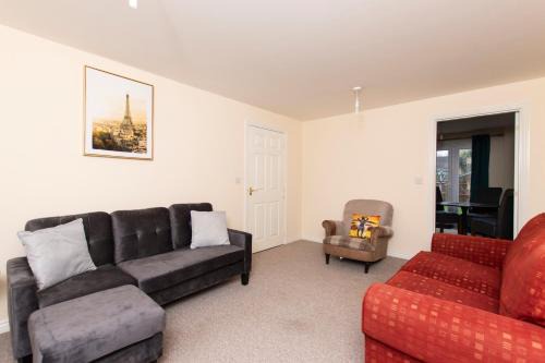Norwich Villa | Magnolia Lodge: Eco-Friendly Retreat with Hot Tub Access