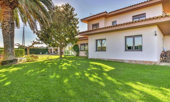 Viladamat Ski Chalet | MAS PALOL: Oceanfront Retreat with Pet-Friendly Amenities
