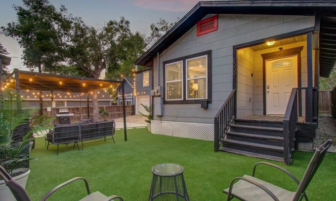 Greater East End House | Magnolia Park Urban Retreat: Modern 2-BD with Yard