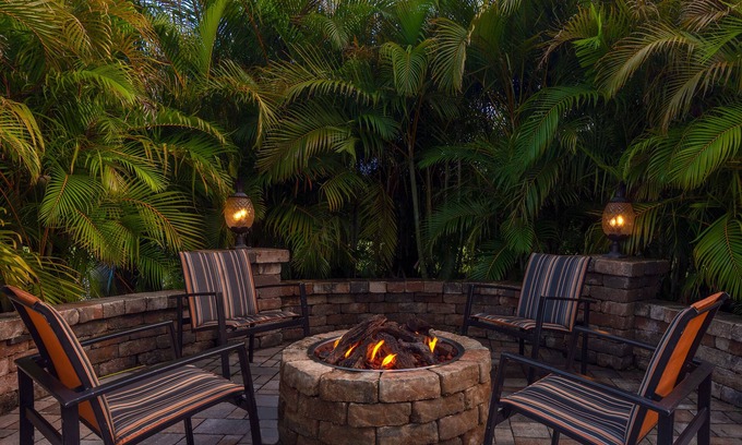 Fruitville Hotel | Experience Magnolia Pointe: Rated 9.2 with Pool & Spa
