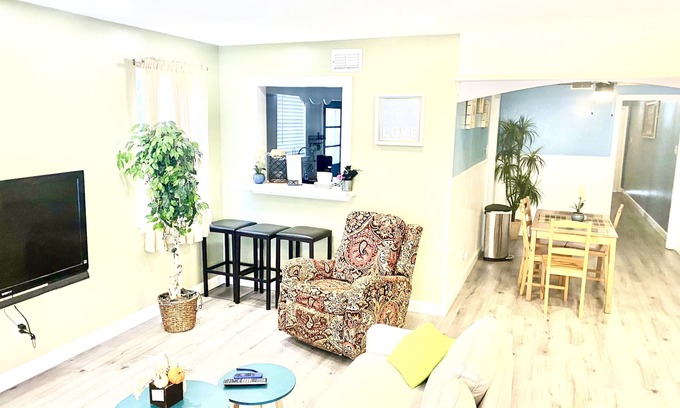 Berclair House | Relax at Magnolia Steel with King Bed & Spa Amenities
