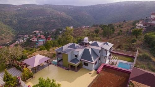Panchgani Villa | Magnum Villa: Family-Friendly with Pool & Pet Welcome