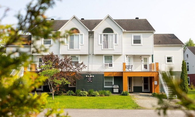Magog Apartment | Discover Magog: Perfect Retreat by Lake and Mountain