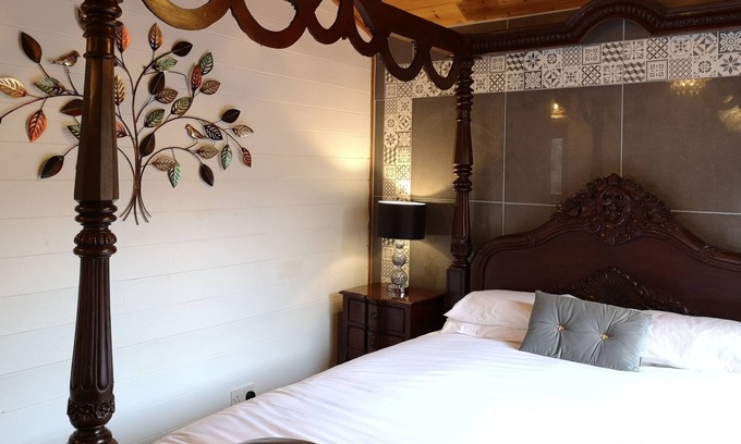 Warminster Ski Chalet | Unforgettable Stay at Magpie 4 with Hot Tub & Spa Amenities