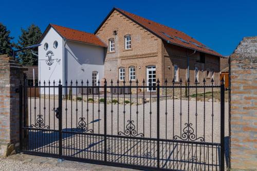 Boly Bed & Breakfast | Discover Magtár Villa: 9.3/10 Rated with Oceanfront Bliss