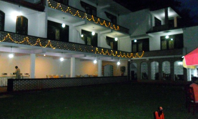 Tennekumbura Hotel | Discover Mahaweli Regent Hotel: Family-Friendly Comfort