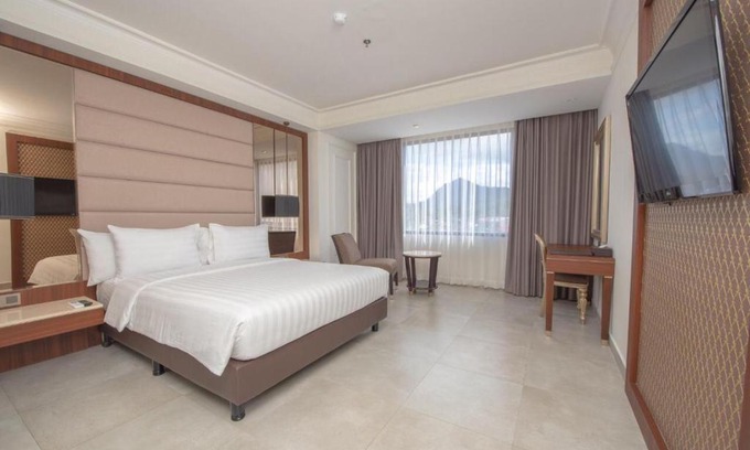 Singkawang Hotel | Relax at Mahkota Hotel Singkawang with Oceanfront Amenities