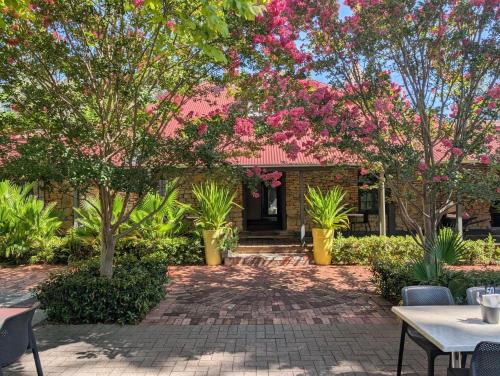 Mahogany Creek Hotel | Inviting Mahogany Inn and Distillery: Family-Friendly Stay