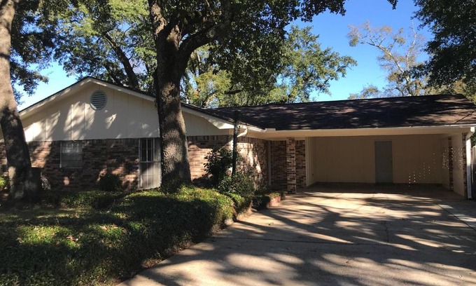 Long Beach House | Discover Maiden Voyage: Family-Friendly Hotel with Breakfast